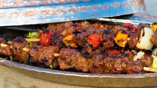brochettes de boeuf marinees a la sauce basque sakari