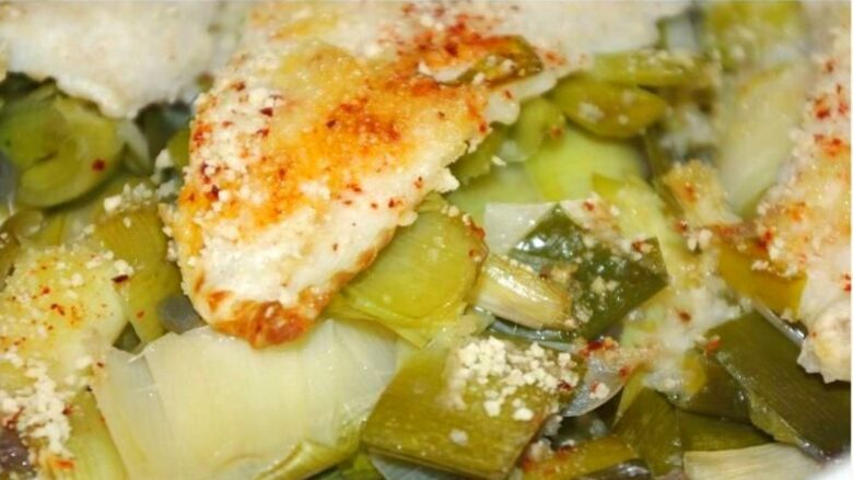filets de poisson sur lit de poireaux au piment despelette sakari
