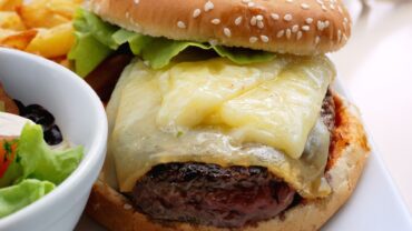 hamburgers du sud ouest fromage de brebis basque jambon de bayonne et sauce sakari
