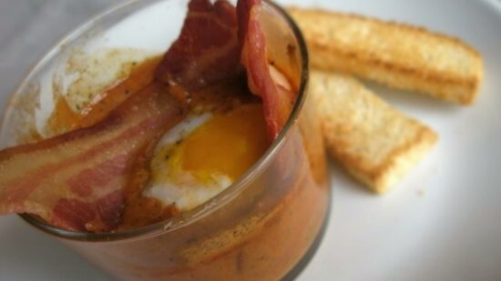 oeuf cocotte a la sauce basque sakari et son croustillant de ventreche
