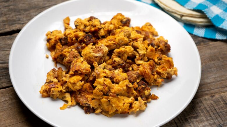 oeufs brouilles au chorizo laurent petricorena et sauce basque sakari