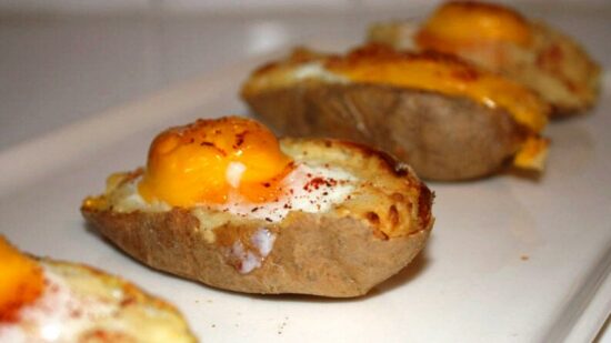oeufs sur nid de pommes de terre a la sauce basque sakari