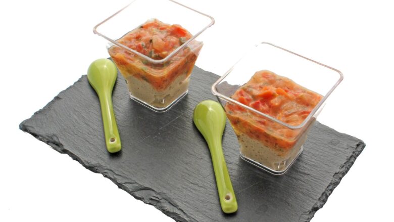 pana cotta a la feta aux olives coulis de tomates et sauce basque sakari