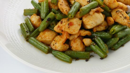 salade dharicots verts aux saveurs du pays basque sauce basque sakari et fromage de brebis