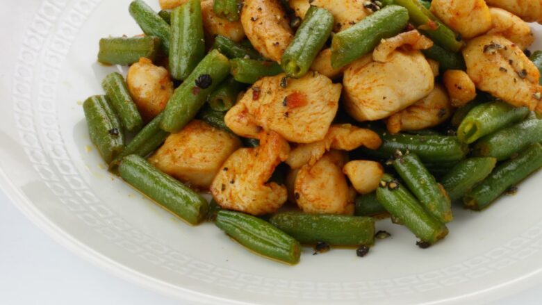 salade dharicots verts aux saveurs du pays basque sauce basque sakari et fromage de brebis