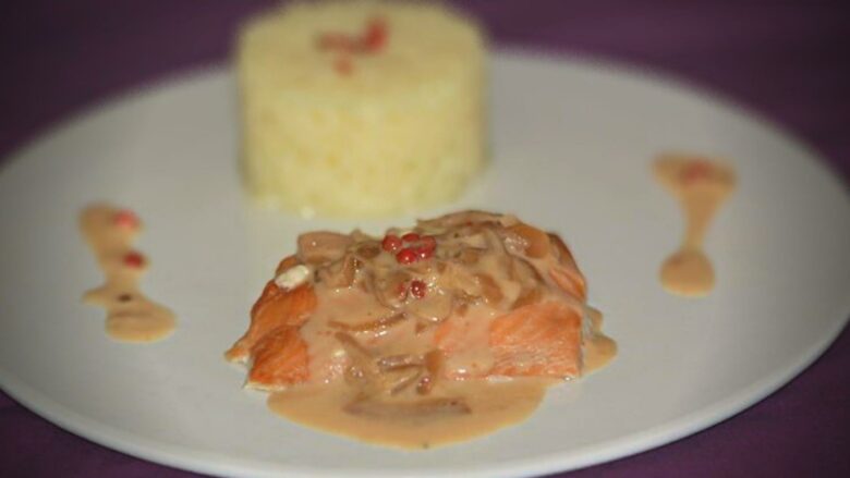 saumon au confit doignon petricorena porto et baies roses