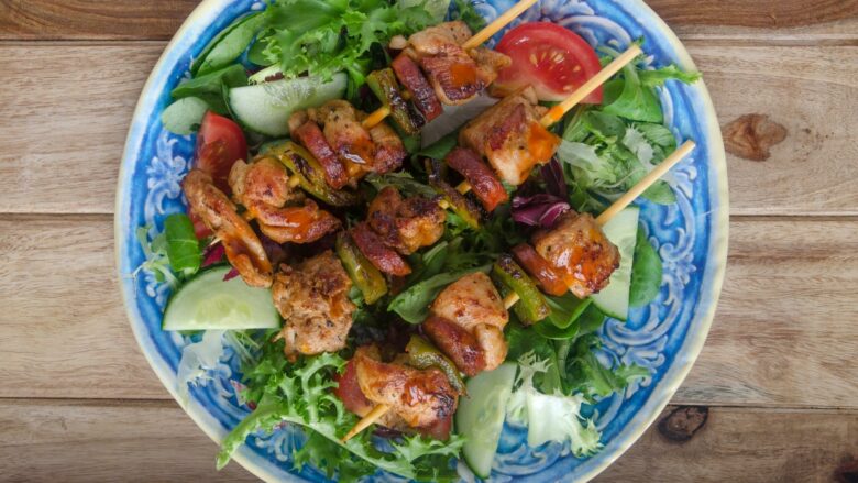 brochettes de porc a lespagnole et au chorizo de laurent petricorena