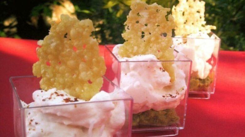 creme dasperges vertes nuage de chantilly a lespelette et tuile au parmesan