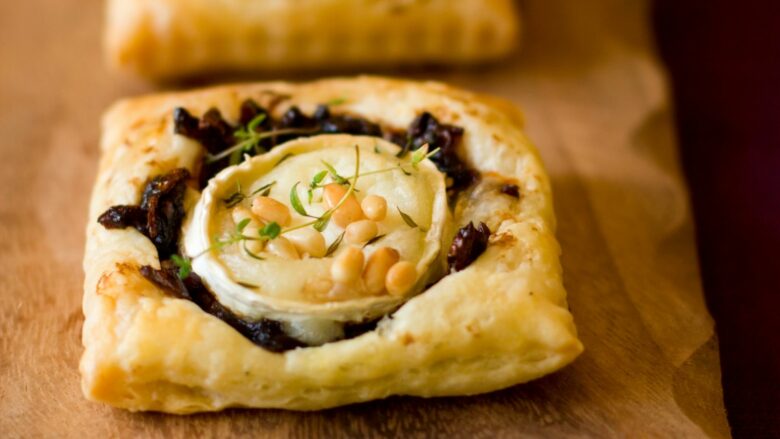 tartelette au fromage de chevre et confit doignon au vin dirouleguy et piment despelette sakari