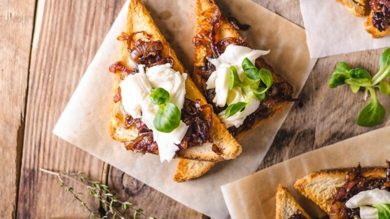 tartine fromagere au confit doignons au vin dirouleguy et piment despelette sakari