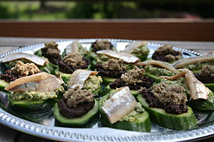concombre aux filets de sprats et a la tapenade noire au piment despelette 4 (1)