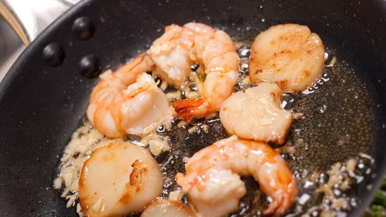 noix de st jacques et gambas caramelisees a la gelee de piments sauce corail