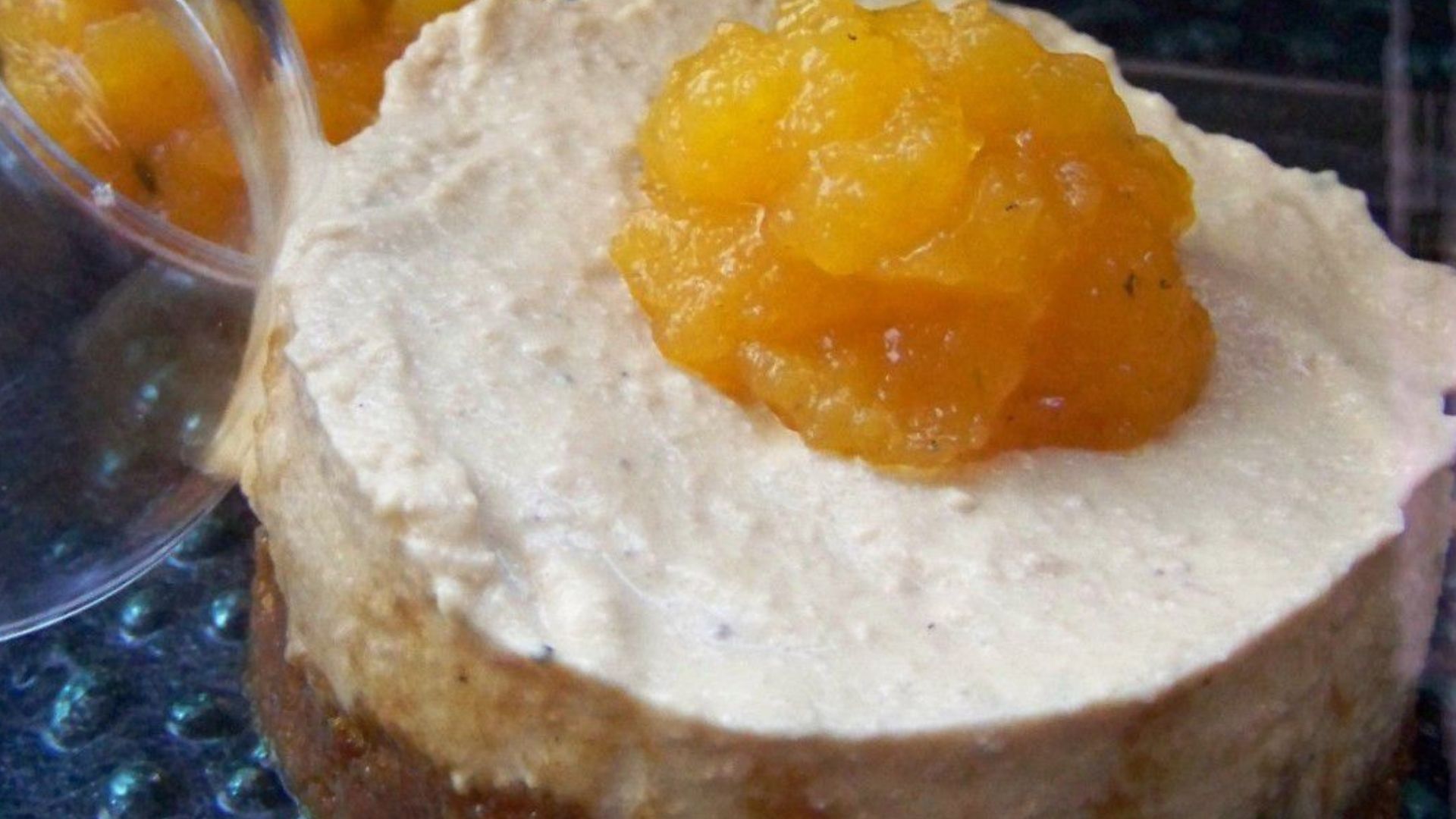 mousse de foie gras de canard de la maison petricorena sur pain depice et gelee de passion