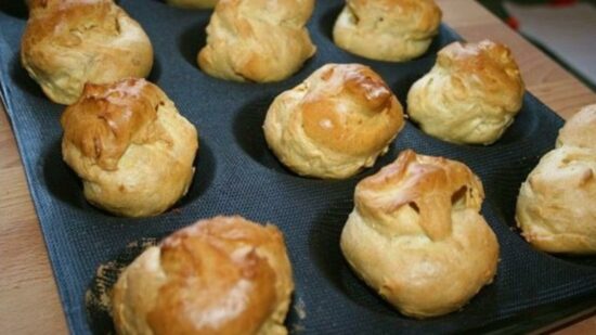 petits choux au foie gras et confit doignons de la maison petricorena