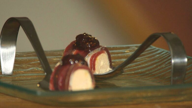 semblant de maki de foie gras au magret de canard seche au piment despelette sakari
