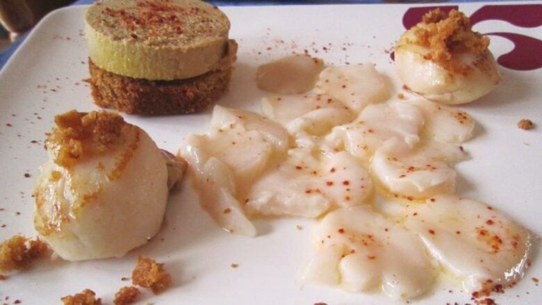 les delices terre mer carpaccio de saint jacques saint jacques snackees et leur tranche de foie gras au piment despelette