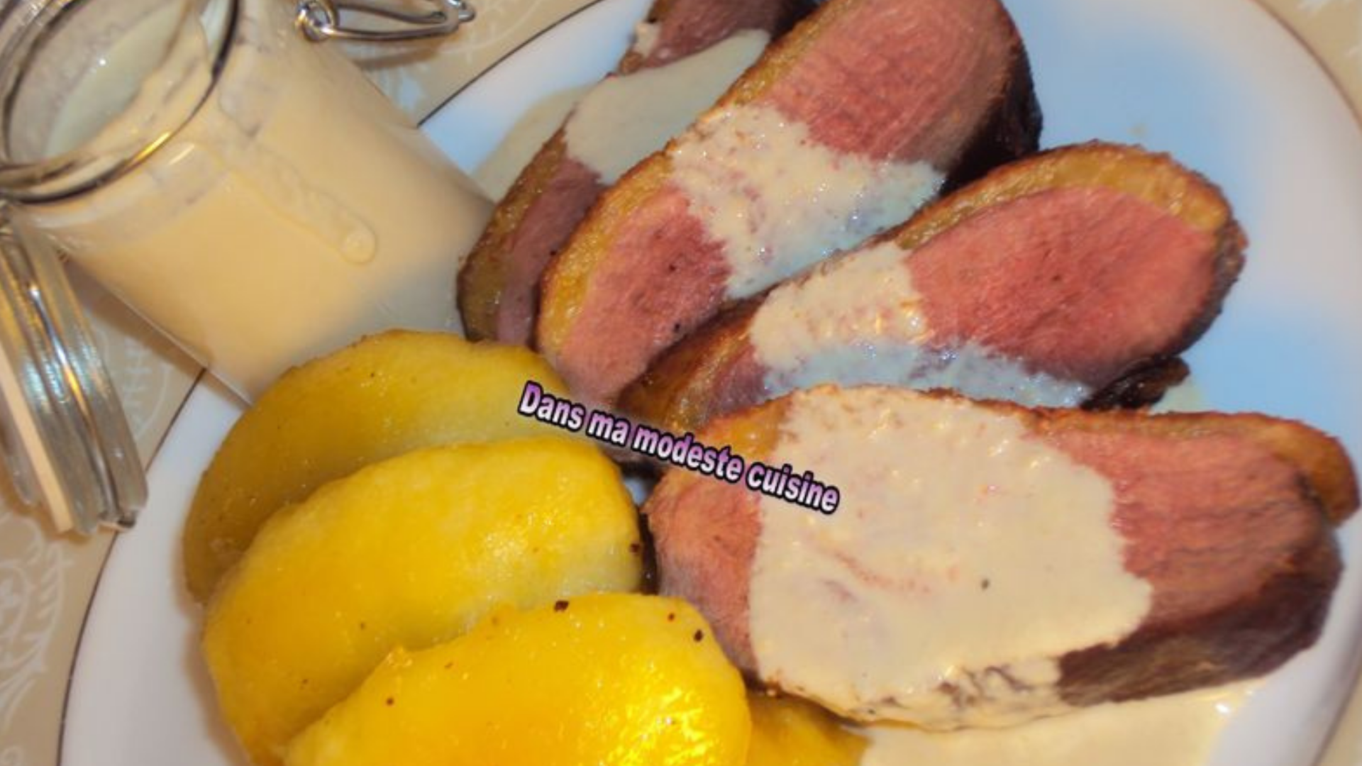 magret de canard compote de pommes aux noisettes et sauce au foie gras