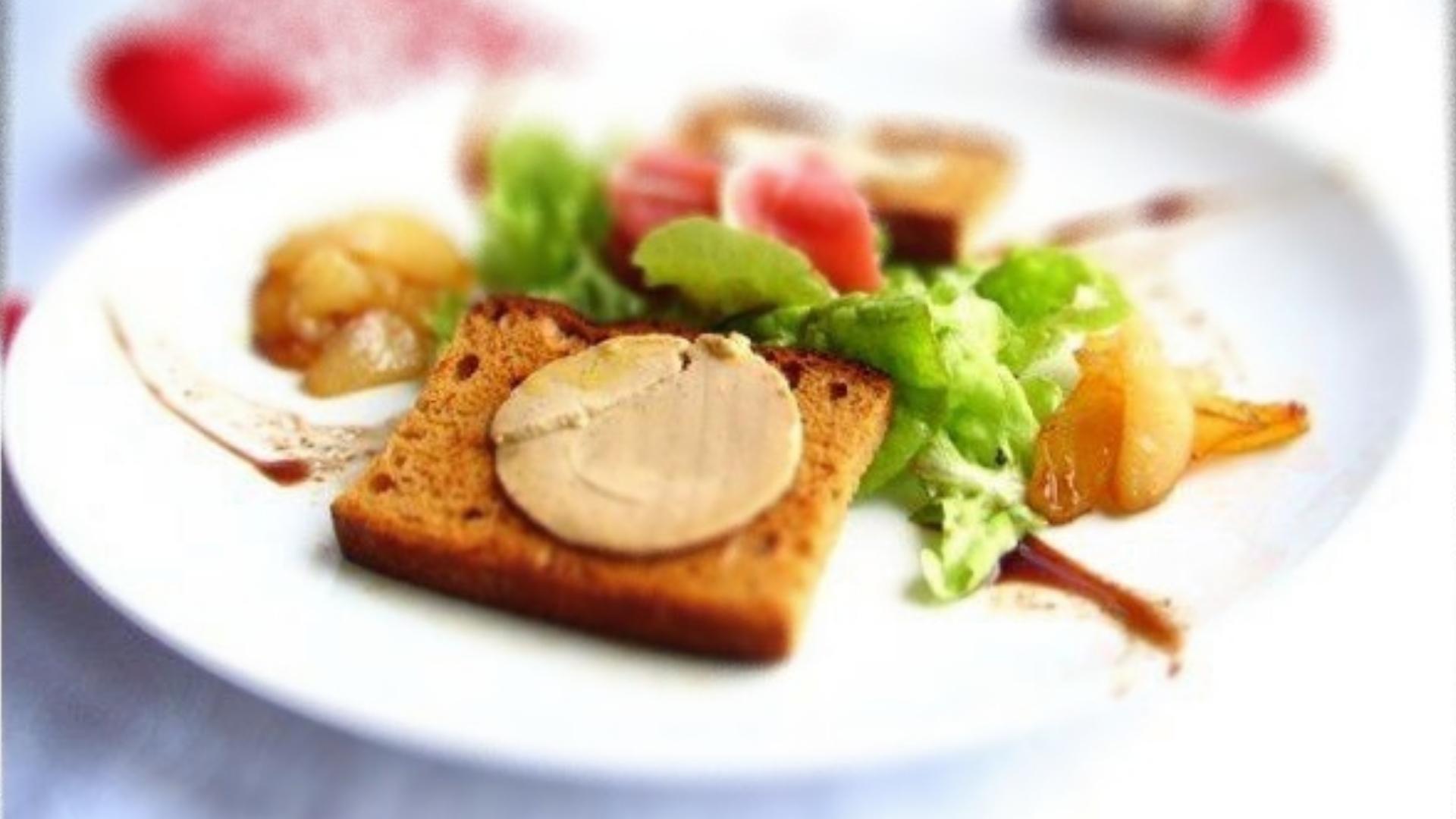 toasts foie gras petricorena en salade avec ses poires caramelisees