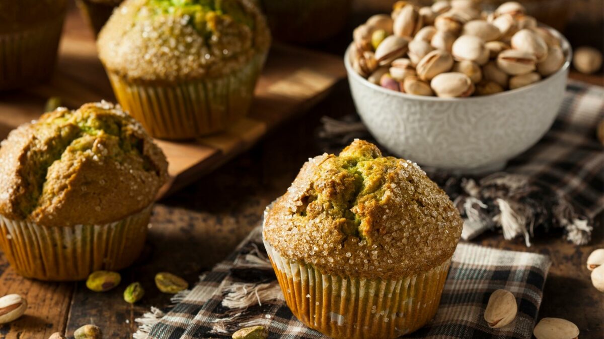 muffins aux pistaches et a la confiture de cerises noires laurent petricorena