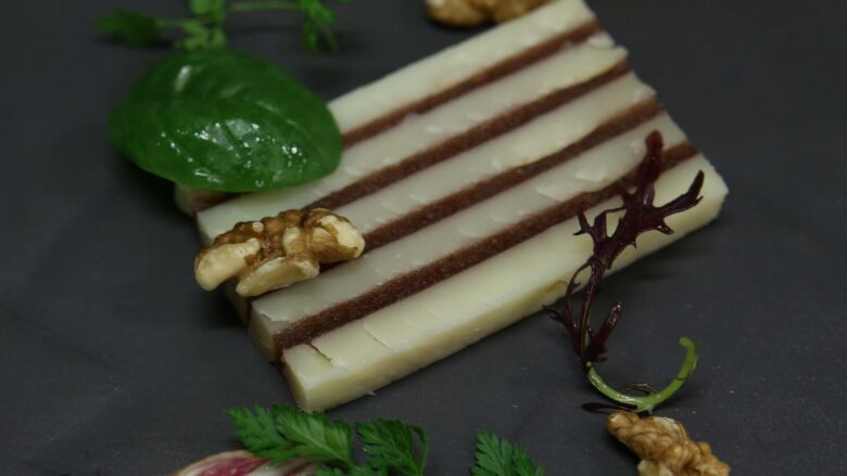 le mille feuille de fromage de brebis a la confiture de cerise noire par le chef philippe arrambide