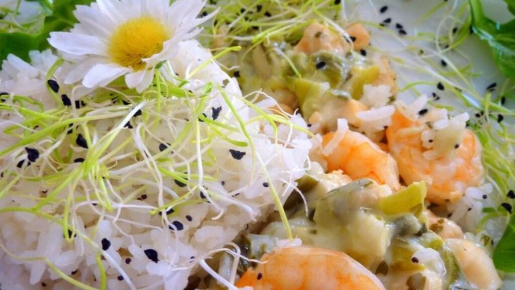 quelques crevettes a la gelee de piment doux sur lit de poireaux