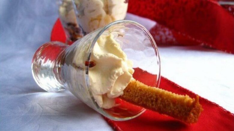 verrine de compotee de poires et sa mousse au foie gras petricorena