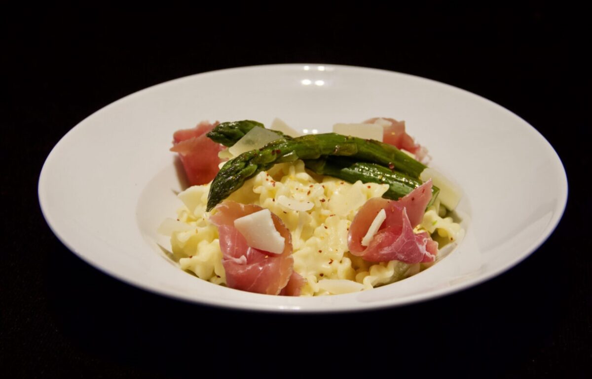 Pâtes au mascarpone, jambon de Bayonne et asperges vertes