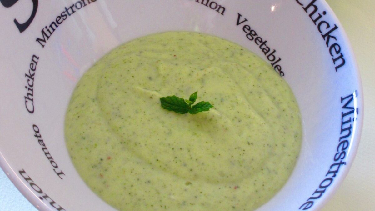 soupe froide de courgettes a la menthe et piment despelette
