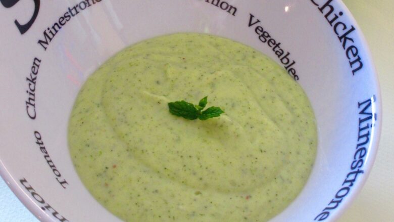 soupe froide de courgettes a la menthe et piment despelette