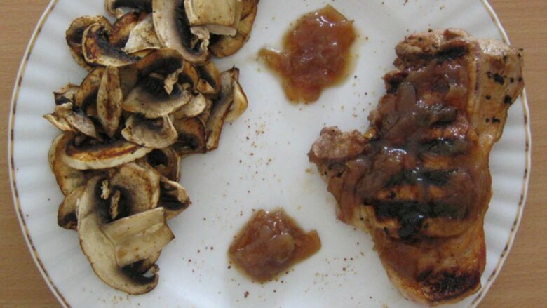 gigot dagneau badigeonne au confit doignon sakari et emince de champignon de paris