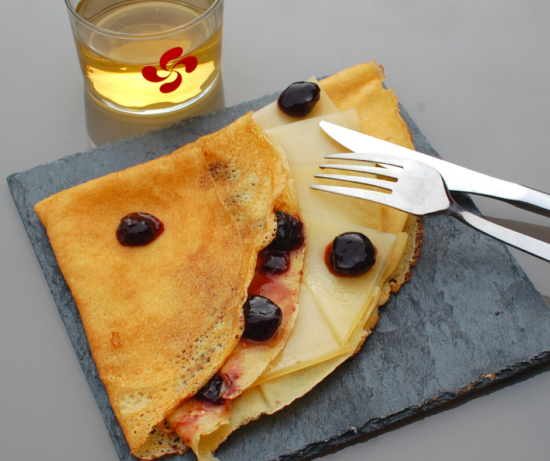 Crepe fromage de brebis basque et confiture de cerises noires