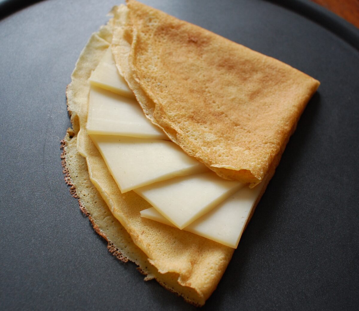 Crêpe de farine de maïs fromage de brebis basque et confiture de
