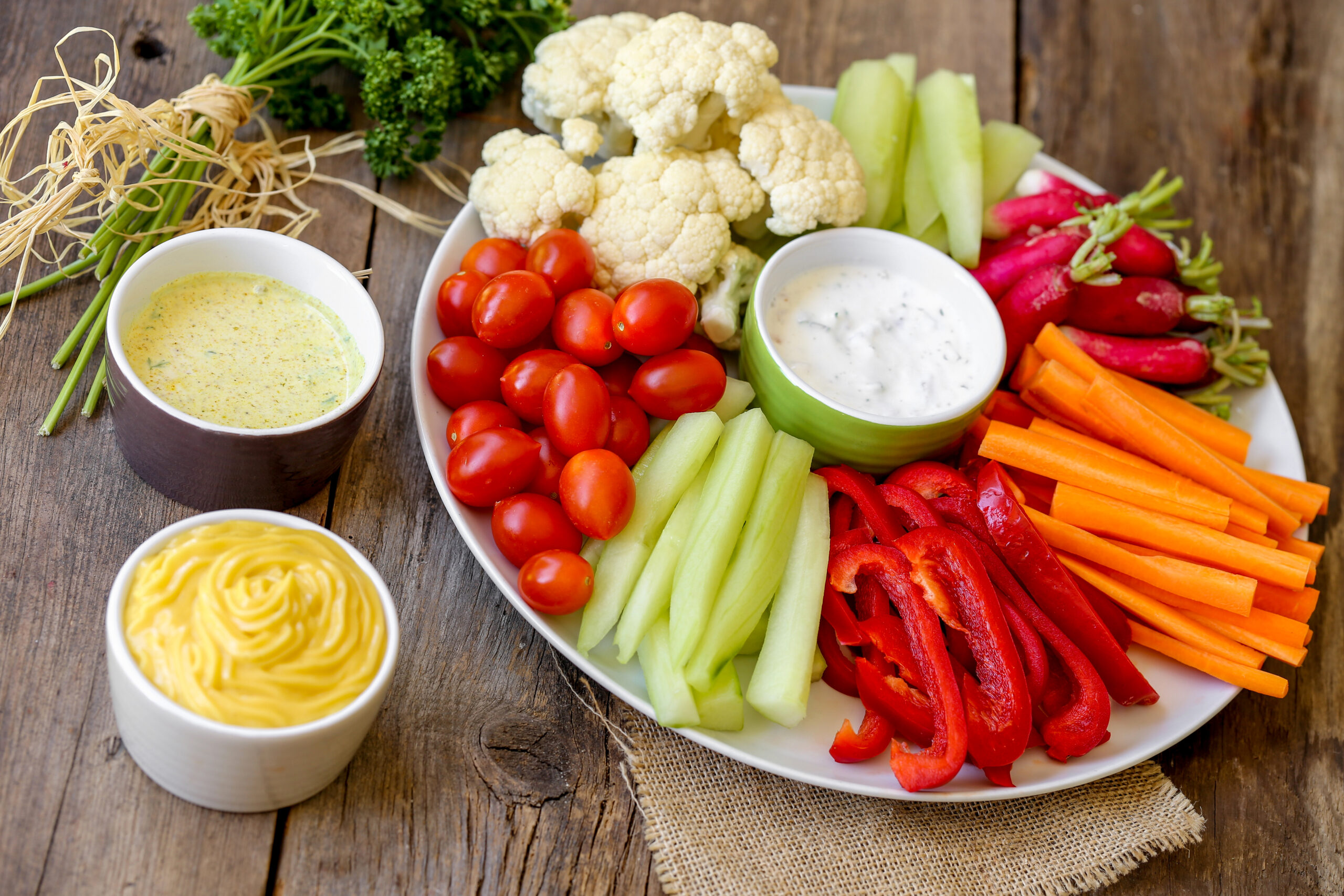 assortiment de crudités et sauces